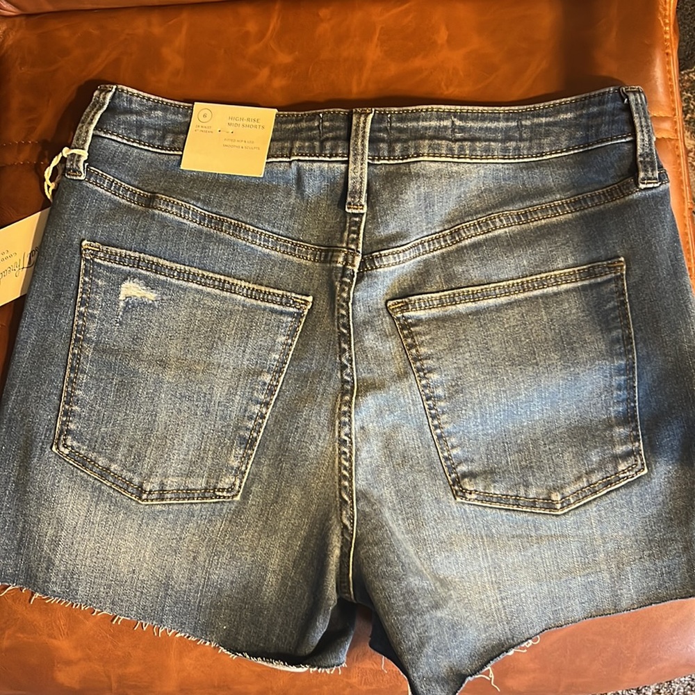 Universal Thread High Rise Jean Shorts - Picture 3 of 5